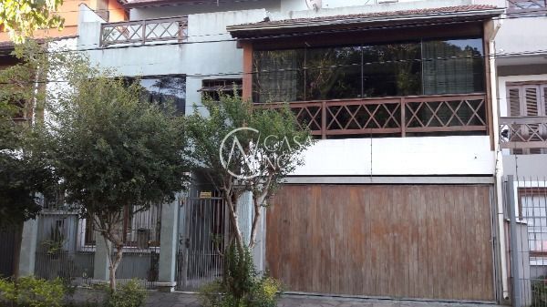 Sobrado à venda com 3 quartos, 240m², 1 suíte, 2 vagas, Rua Engenheiro Tito Marques Fernandes no bairro Ipanema em Porto Alegre