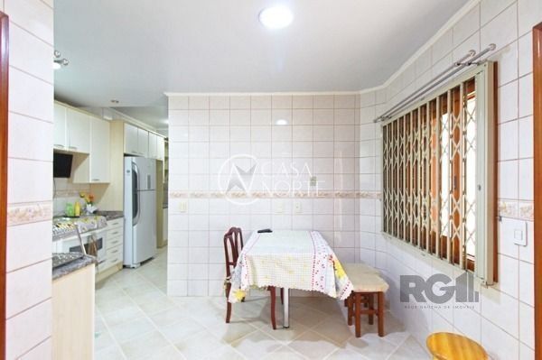 Casa à venda com 3 quartos, 240m², 2 suítes, 4 vagas, Rua Doutor Armando Barbedo no bairro Tristeza em Porto Alegre