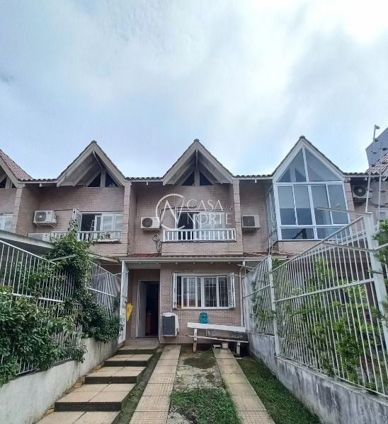 Casa à venda com 2 quartos, 77m², 2 suítes, 2 vagas, Rua Heitor Kramer no bairro Guarujá em Porto Alegre