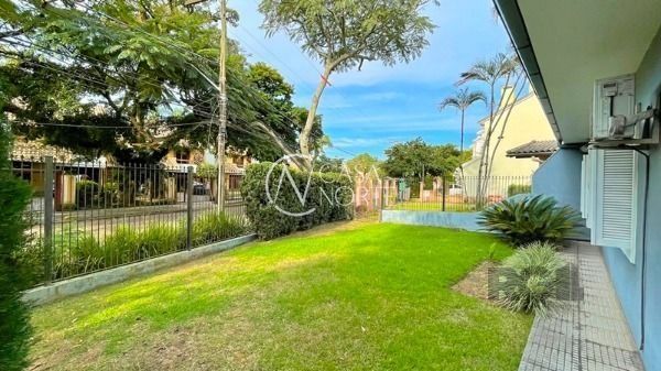 Casa à venda , 350m², 3 suítes, 4 vagas, Rua Conselheiro Xavier da Costa no bairro Ipanema em Porto Alegre