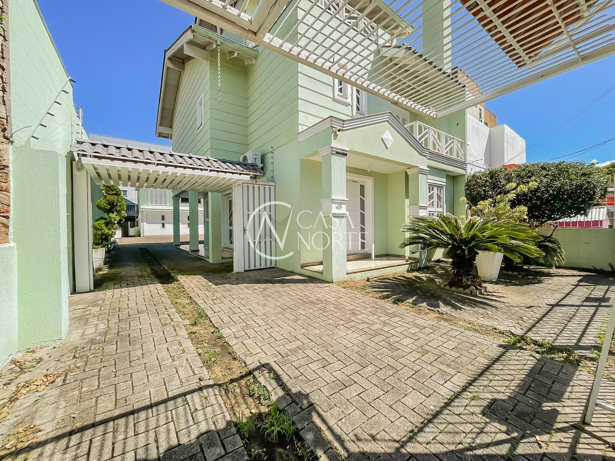 Casa à venda com 3 quartos, 320m², 3 suítes, 3 vagas, Rua Folha da Tarde no bairro Cristal em Porto Alegre