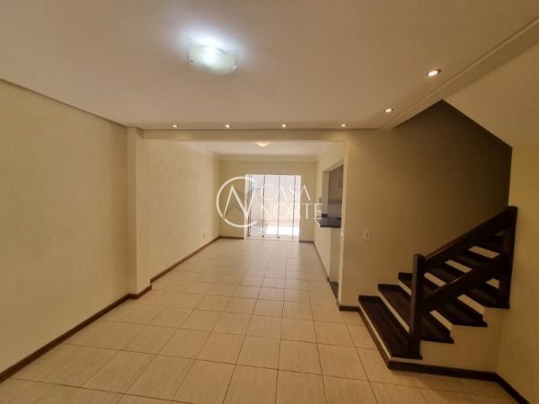 Casa de Condomínio à venda com 3 quartos, 192m², 1 suíte, 2 vagas, Avenida Eduardo Prado no bairro Cavalhada em Porto Alegre