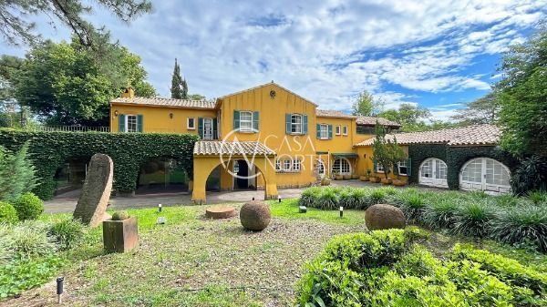 Casa à venda com 7 quartos, 720m², 6 vagas, Avenida Coronel Marcos no bairro Pedra Redonda em Porto Alegre