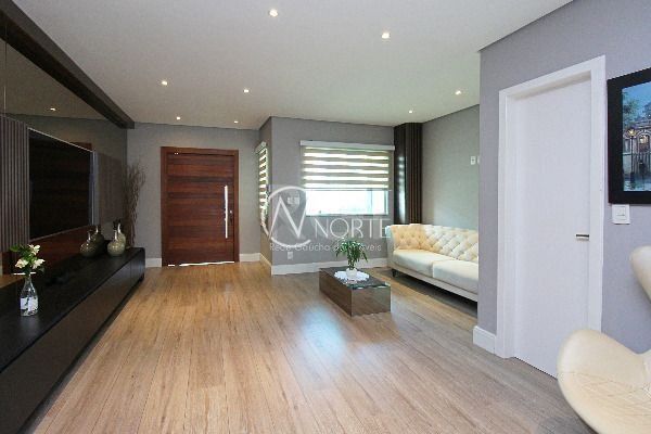 Casa à venda com 3 quartos, 201m², 1 suíte, Rua Angico no bairro Hípica em Porto Alegre