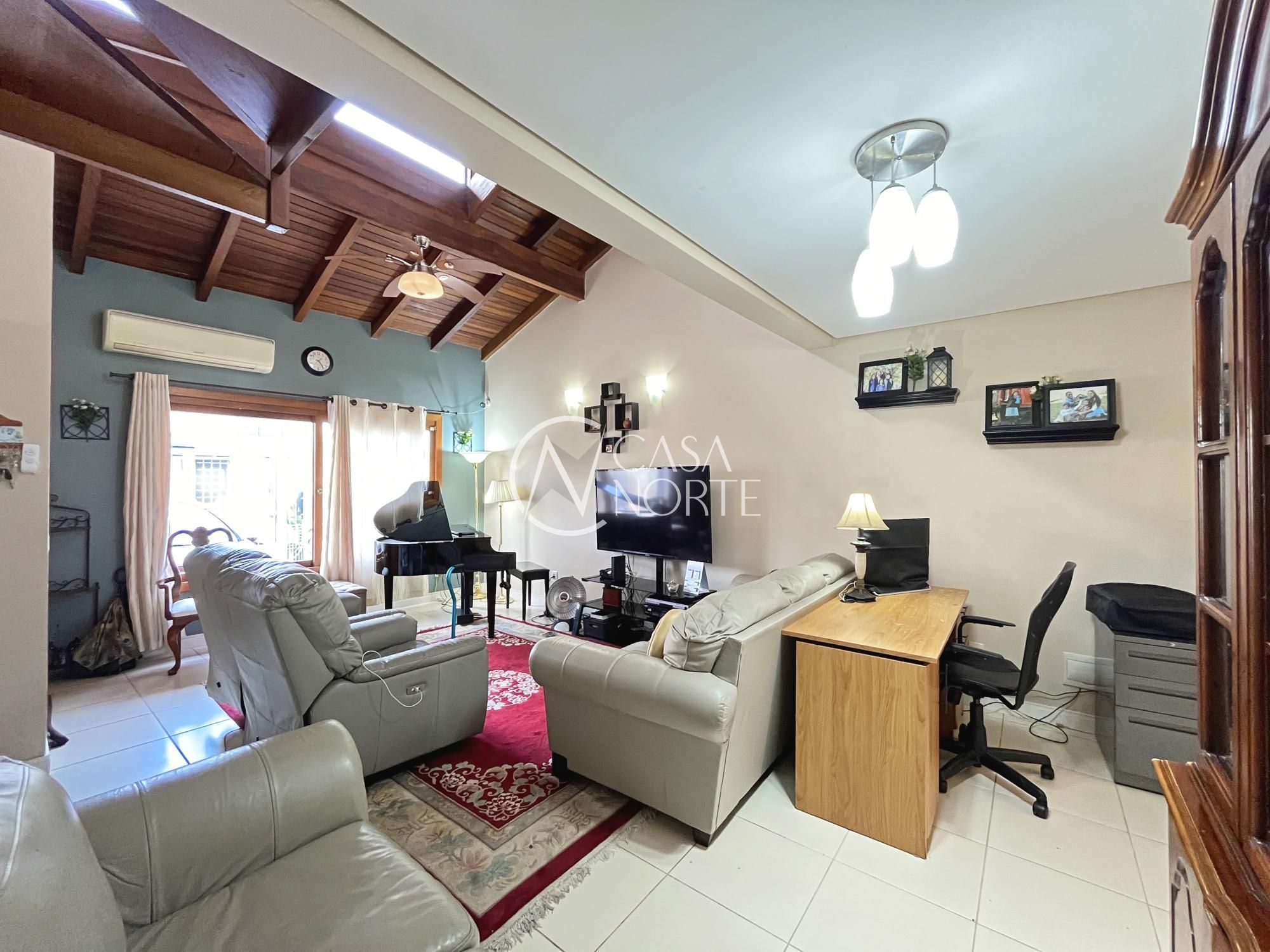 Casa à venda com 3 quartos, 143m², 3 suítes, 2 vagas, Rua Roberto Santini no bairro Hípica em Porto Alegre