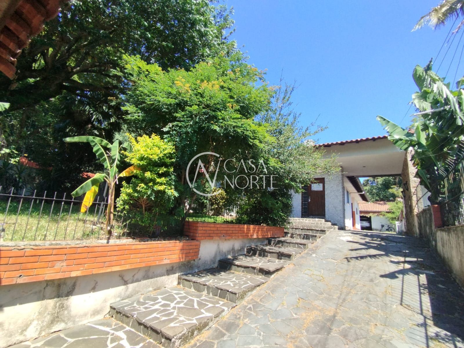 Casa à venda com 3 quartos, 170m², 1 suíte, 2 vagas, Rua Doutor Mário Totta no bairro Tristeza em Porto Alegre