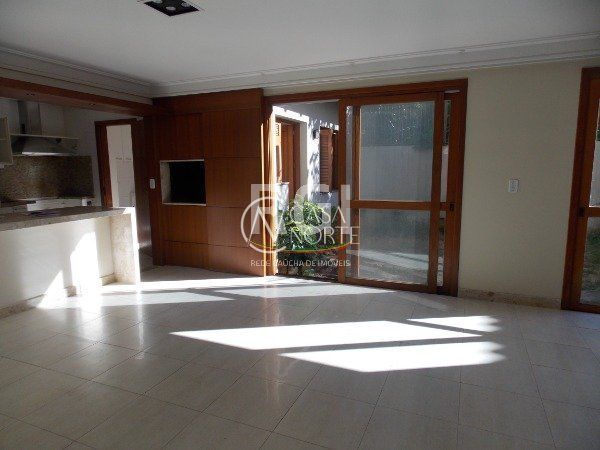 Casa à venda com 4 quartos, 334m², 1 suíte, 2 vagas, Travessa Pedra Redonda no bairro Ipanema em Porto Alegre