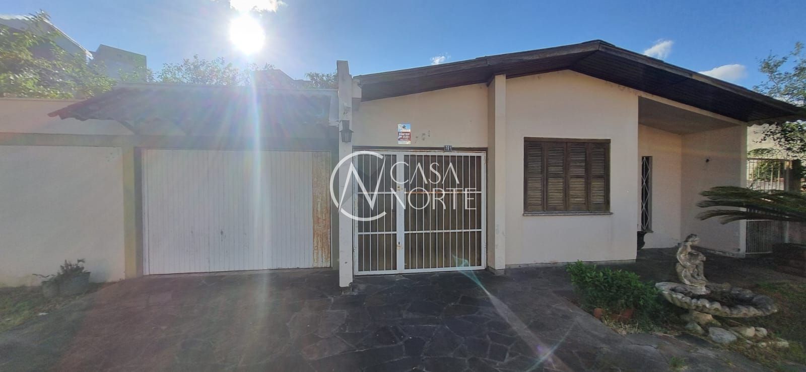 Casa à venda com 3 quartos, 4 vagas, Rua Teixeira de Freitas no bairro Santo Antônio em Porto Alegre