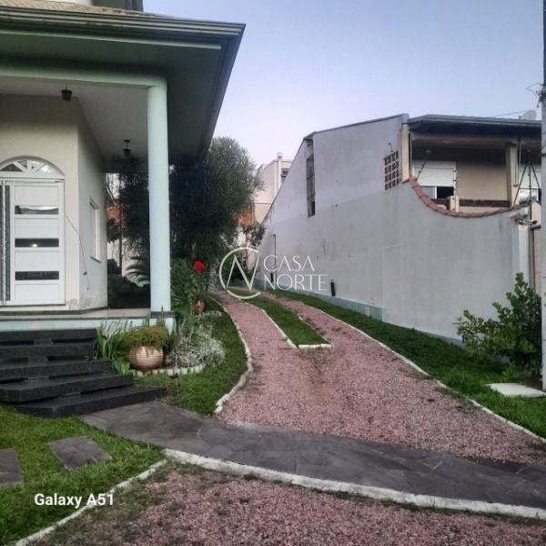 Sobrado à venda com 3 quartos, 379m², 1 suíte, 6 vagas, Rua José Pereira da Cunha no bairro Vila Nova em Porto Alegre