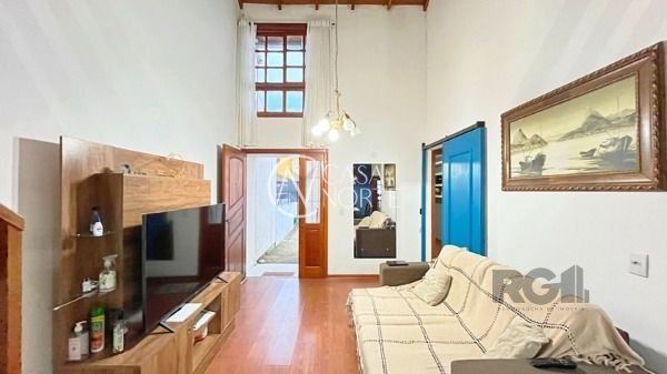 Casa à venda com 2 quartos, 62m², 1 vaga, Rua Padre Franz Maurmann no bairro Hípica em Porto Alegre