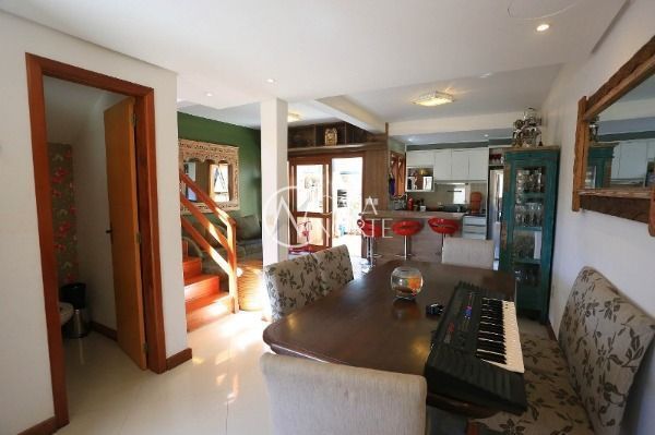 Casa de Condomínio à venda com 3 quartos, 190m², 1 suíte, 2 vagas, Rua Liberal no bairro Tristeza em Porto Alegre