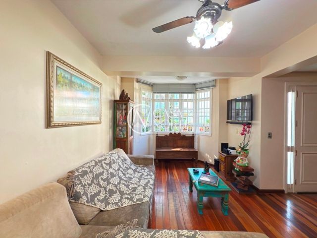 Casa de Condomínio à venda com 4 quartos, 197m², 1 suíte, 2 vagas, Rua Jacipuia no bairro Guarujá em Porto Alegre