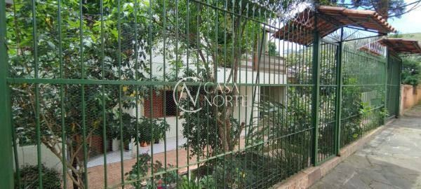 Casa à venda com 6 quartos, 242m², 2 suítes, 2 vagas, Rua Mathilde Zatar no bairro Nonoai em Porto Alegre