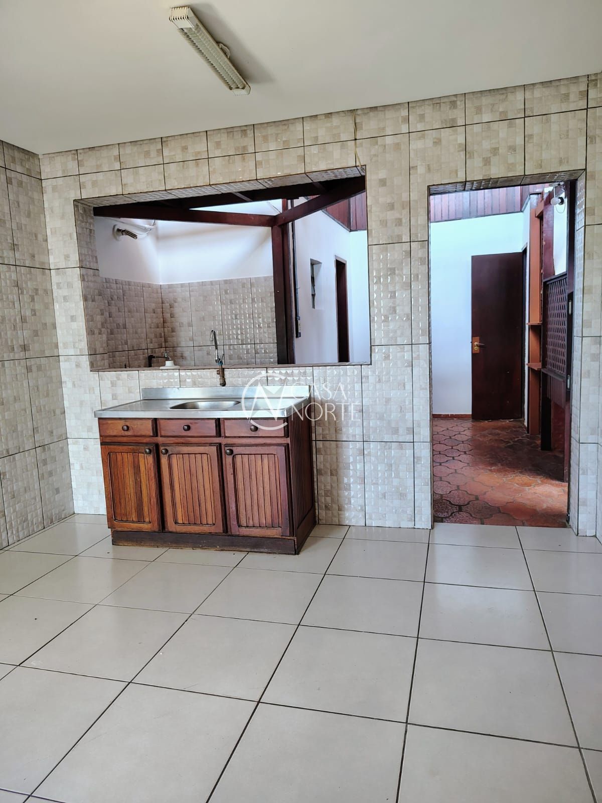 Casa à venda com 3 quartos com 300m², 1 suíte, 6 vagas, Rua Lindolfo Color no bairro Medianeira em Porto Alegre