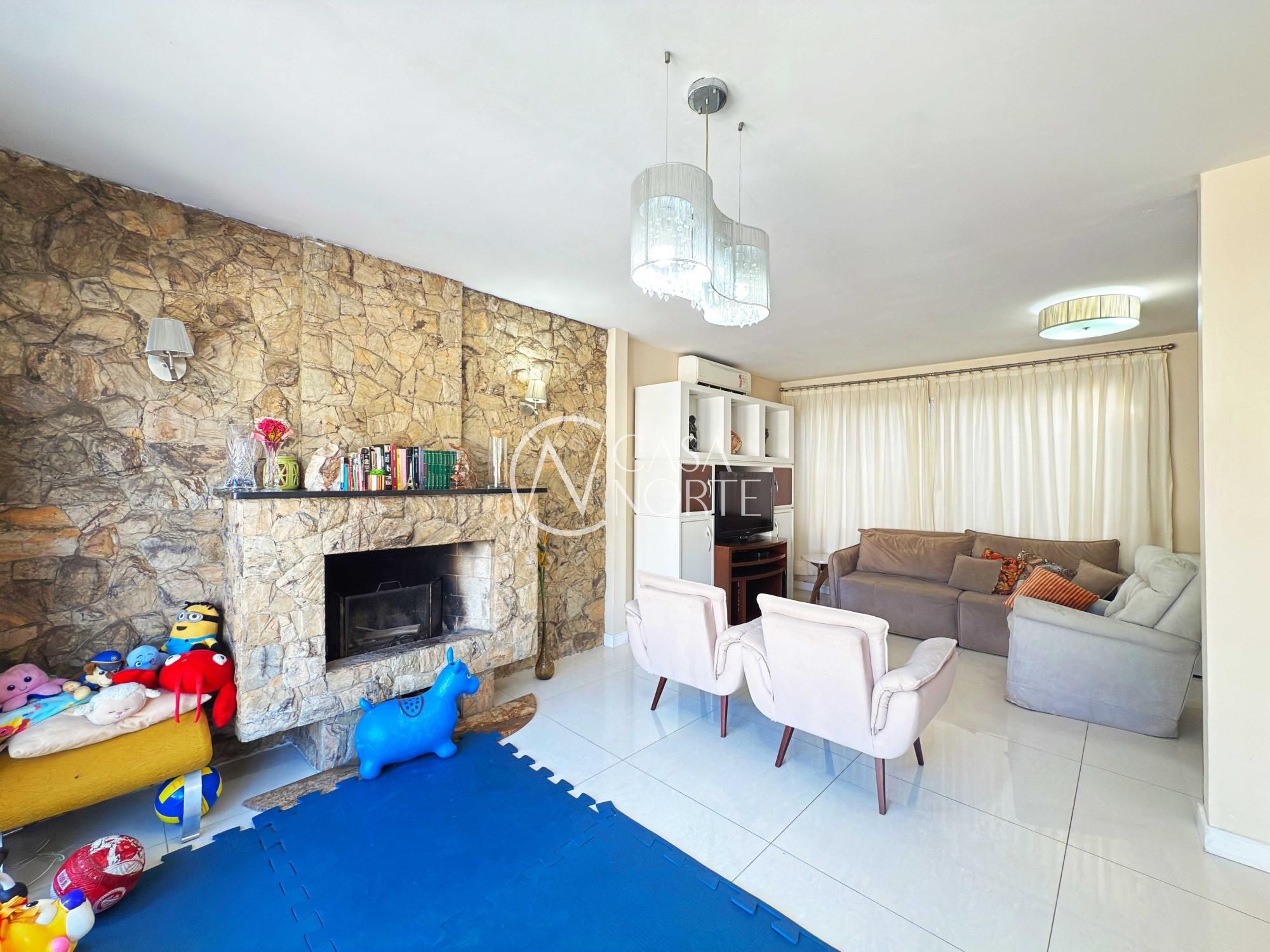 Casa à venda com 3 quartos, 250m², 1 suíte, 4 vagas, Rua Almirante Câmara no bairro Tristeza em Porto Alegre