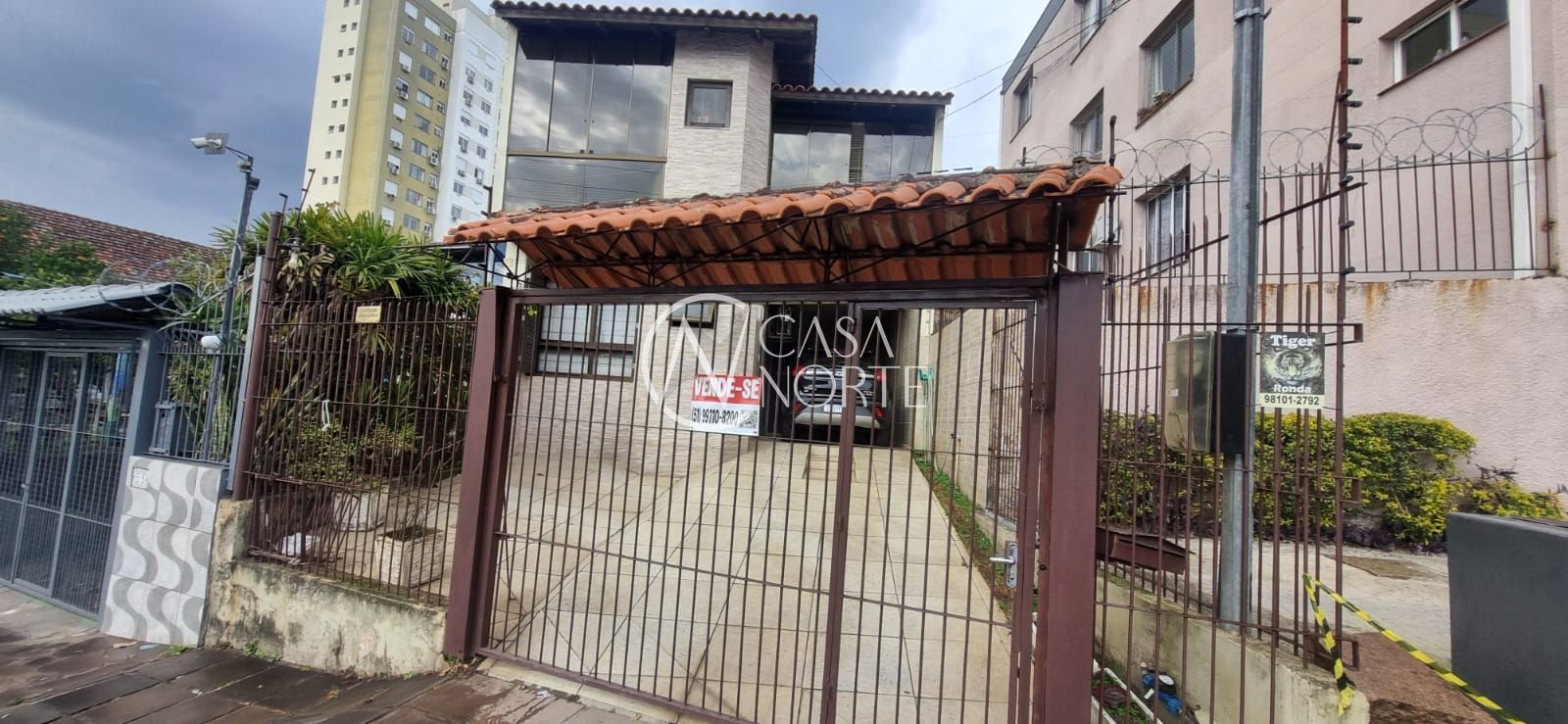Sobrado à venda com 4 quartos, 167m², 1 suíte, 2 vagas, Rua Doutor Malheiros no bairro Santo Antônio em Porto Alegre