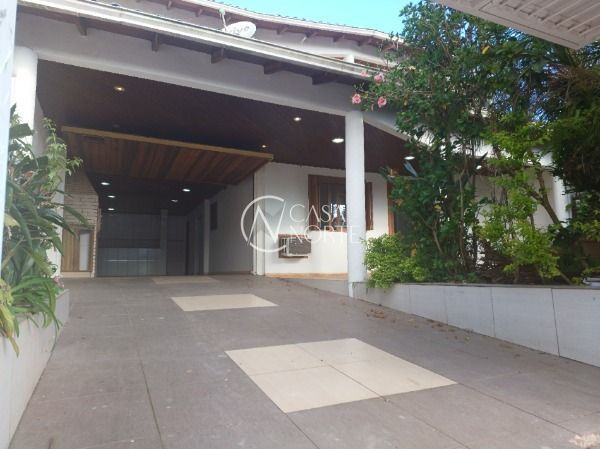 Casa à venda com 4 quartos, 250m², 1 suíte, 3 vagas, Rua Charlie Chaplin no bairro Restinga em Porto Alegre