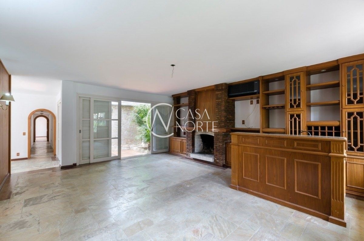 Casa à venda com 4 quartos, 272m², 1 suíte, 6 vagas, Rua Goitacaz no bairro Vila Assunção em Porto Alegre