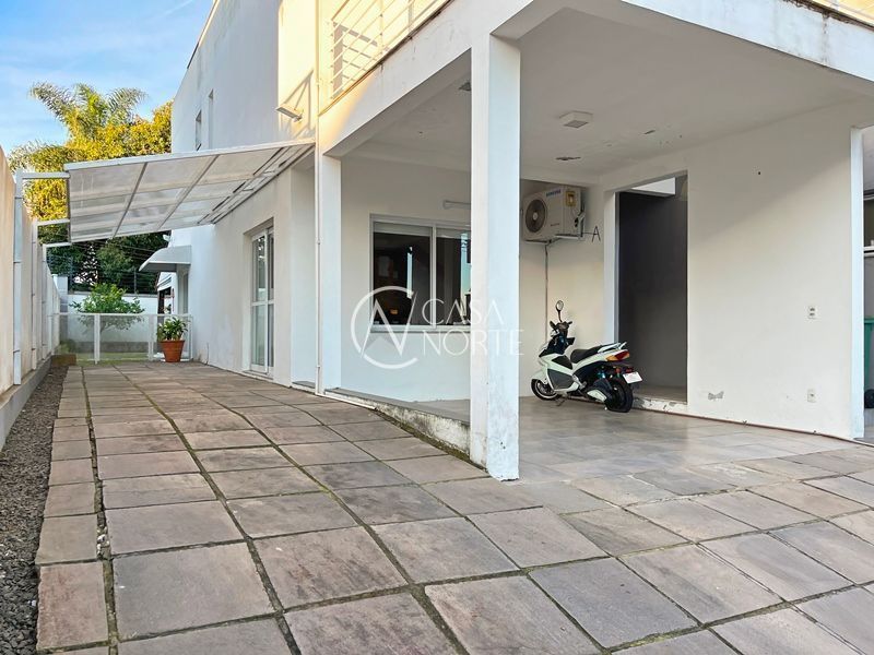 Casa de Condomínio à venda com 3 quartos, 300m², 1 suíte, 3 vagas, Avenida Edgar Pires de Castro no bairro Hípica em Porto Alegre