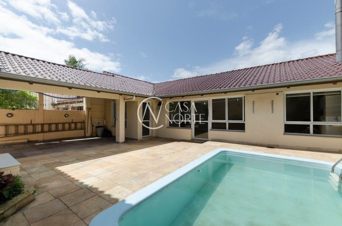 Casa à venda com 4 quartos, 272m², 1 suíte, 6 vagas, Rua Goitacaz no bairro Vila Assunção em Porto Alegre