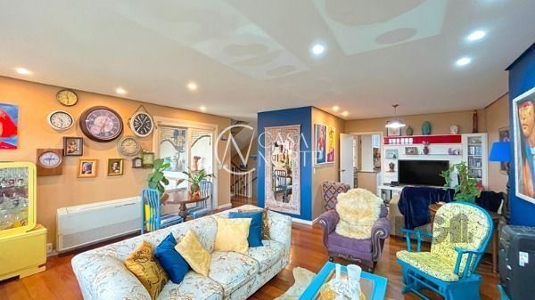 Casa de Condomínio à venda com 3 quartos, 322m², 1 suíte, 2 vagas, Rua Doutor Arnaldo da Silva Ferreira no bairro Jardim Isabel em Porto Alegre