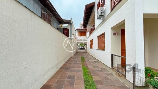 Casa à venda com 3 quartos, 240m², 2 suítes, 4 vagas, Rua Doutor Armando Barbedo no bairro Tristeza em Porto Alegre