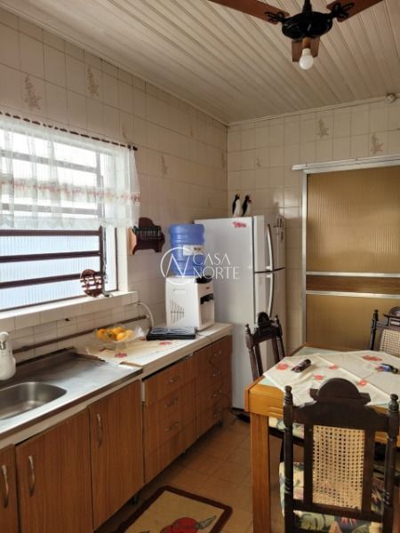 Casa à venda com 6 quartos, 244m², 1 suíte, 2 vagas, Rua Ibiruba no bairro Cavalhada em Porto Alegre