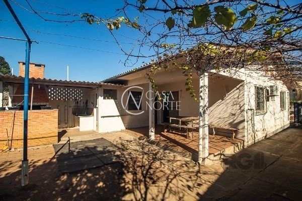 Casa à venda com 6 quartos, 248m², 1 suíte, 7 vagas, Beco Pedro Rodrigues Bittencourt no bairro Vila Nova em Porto Alegre