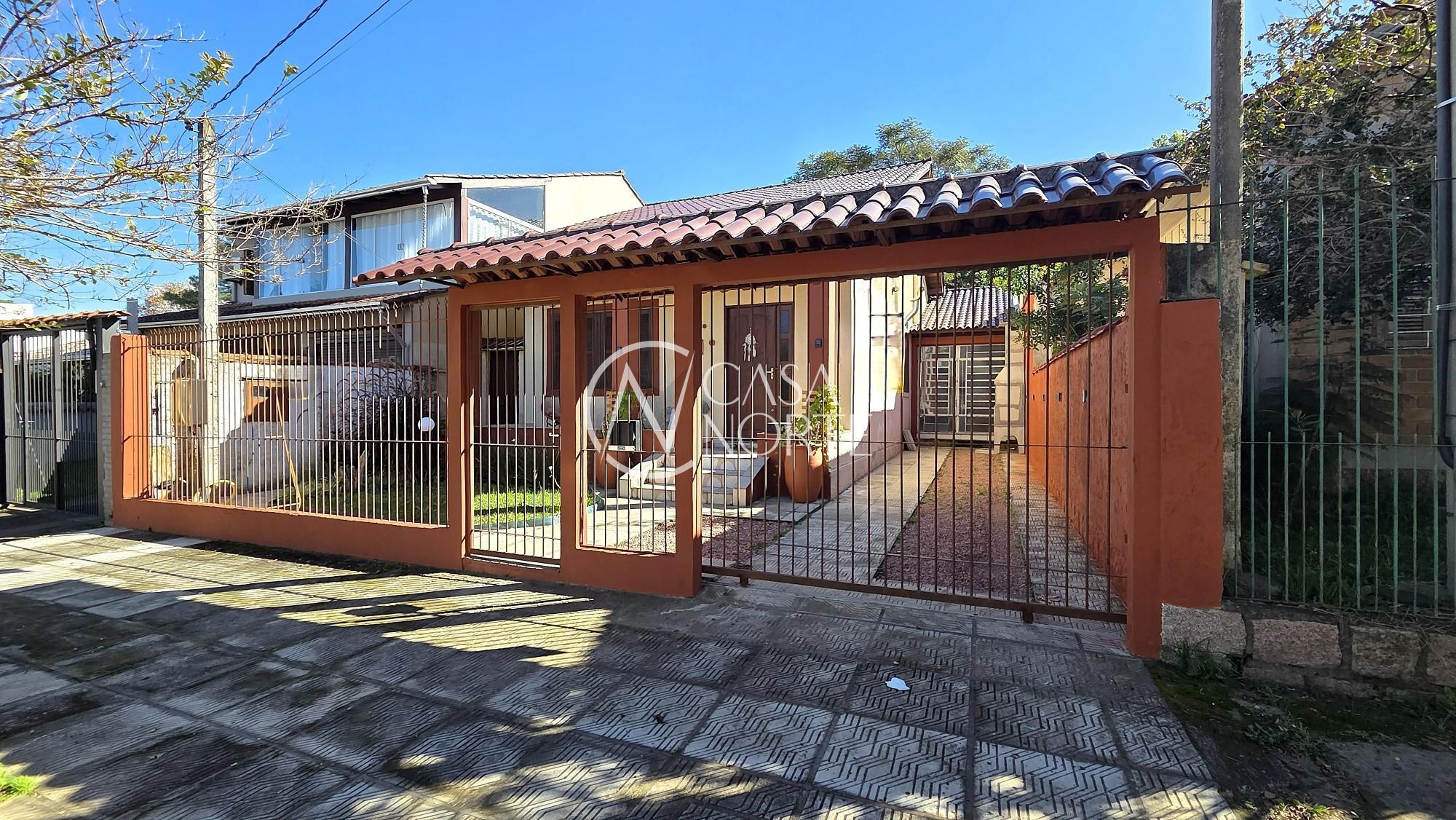 Casa à venda com 3 quartos, 166m², 2 suítes, 2 vagas, Rua Atlântida no bairro Ipanema em Porto Alegre