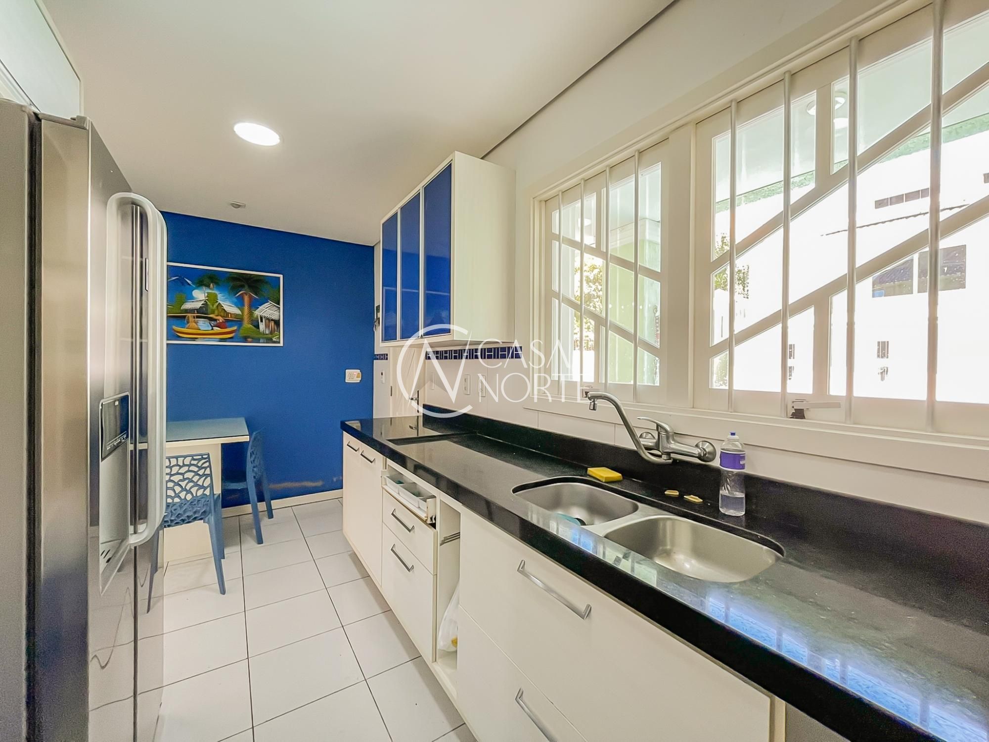 Casa à venda com 3 quartos, 320m², 3 suítes, 3 vagas, Rua Folha da Tarde no bairro Cristal em Porto Alegre