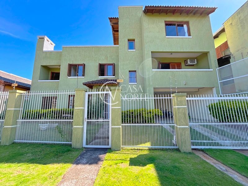 Sobrado à venda com 4 quartos, 264m², 1 suíte, 3 vagas, Rua Afonso Arinos no bairro Camaquã em Porto Alegre