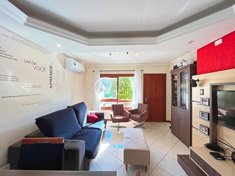 Casa à venda com 2 quartos, 108m², 1 suíte, 2 vagas, Pau Brasil no bairro Hípica em Porto Alegre