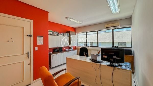 Sala Comercial à venda , 121m², 1 vaga, Rua General João Telles no bairro Bom Fim em Porto Alegre