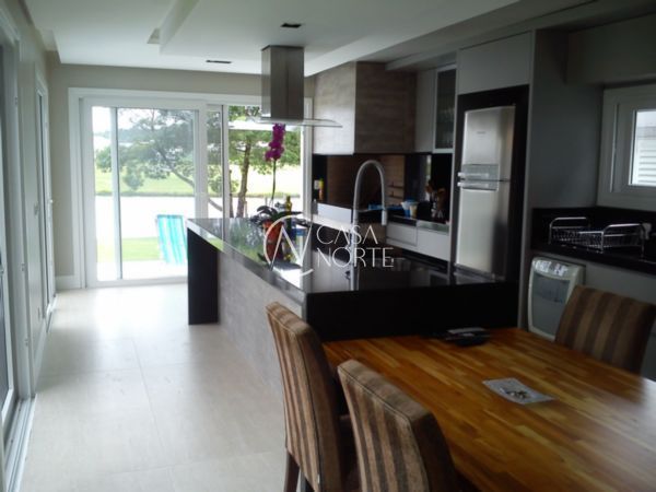 Casa à venda com 3 quartos, 269m², 2 suítes, 4 vagas, Avenida Juca Batista no bairro Belém Novo em Porto Alegre