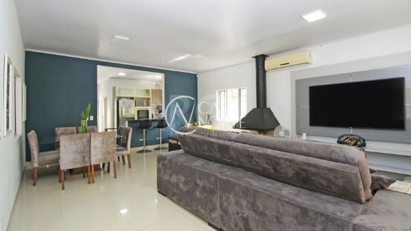 Casa à venda com 3 quartos, 468m², 1 suíte, 2 vagas, Rua General Gomes Carneiro no bairro Medianeira em Porto Alegre