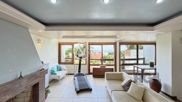 Casa à venda com 3 quartos, 204m², 1 suíte, 3 vagas, Rua Doutor Pitrez no bairro Ipanema em Porto Alegre