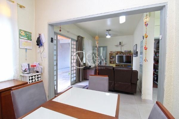 Casa à venda com 3 quartos, 429m², 1 suíte, 3 vagas, Rua Pasteur no bairro Ipanema em Porto Alegre
