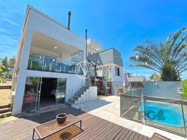 Casa à venda com 3 quartos, 248m², 1 suíte, 2 vagas, Avenida Edgar Pires de Castro no bairro Aberta dos Morros em Porto Alegre