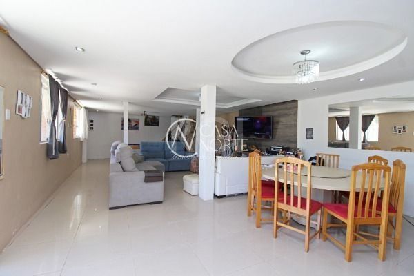 Casa à venda com 4 quartos, 220m², 2 suítes, 5 vagas, Rua Ary Veiga Sanhudo no bairro Vila Nova em Porto Alegre