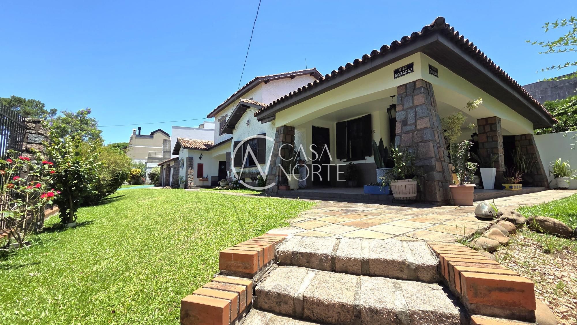 Casa à venda com 4 quartos, 277m², 3 suítes, 3 vagas, Rua Goitacaz no bairro Vila Assunção em Porto Alegre