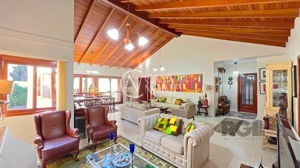 Casa à venda com 4 quartos, 273m², 1 suíte, 2 vagas, Rua Menezes Paredes no bairro Nonoai em Porto Alegre