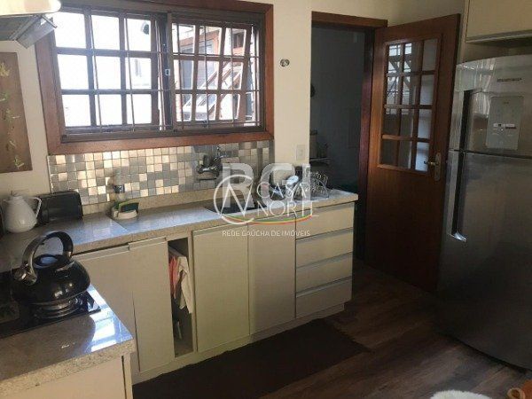 Casa de Condomínio à venda com 3 quartos, 189m², 1 suíte, 1 vaga, Rua Jacipuia no bairro Guarujá em Porto Alegre