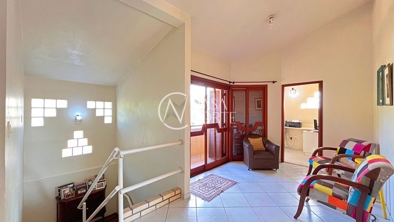 Casa à venda com 3 quartos, 211m², 1 suíte, 4 vagas, Acesso dos Gerânios no bairro Santa Tereza em Porto Alegre