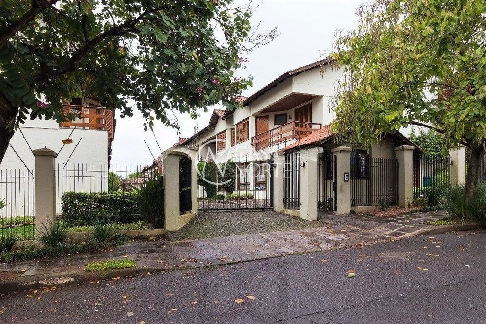 Casa de Condomínio à venda com 4 quartos, 232m², 1 suíte, 2 vagas, Rua Santa Vitória no bairro Tristeza em Porto Alegre