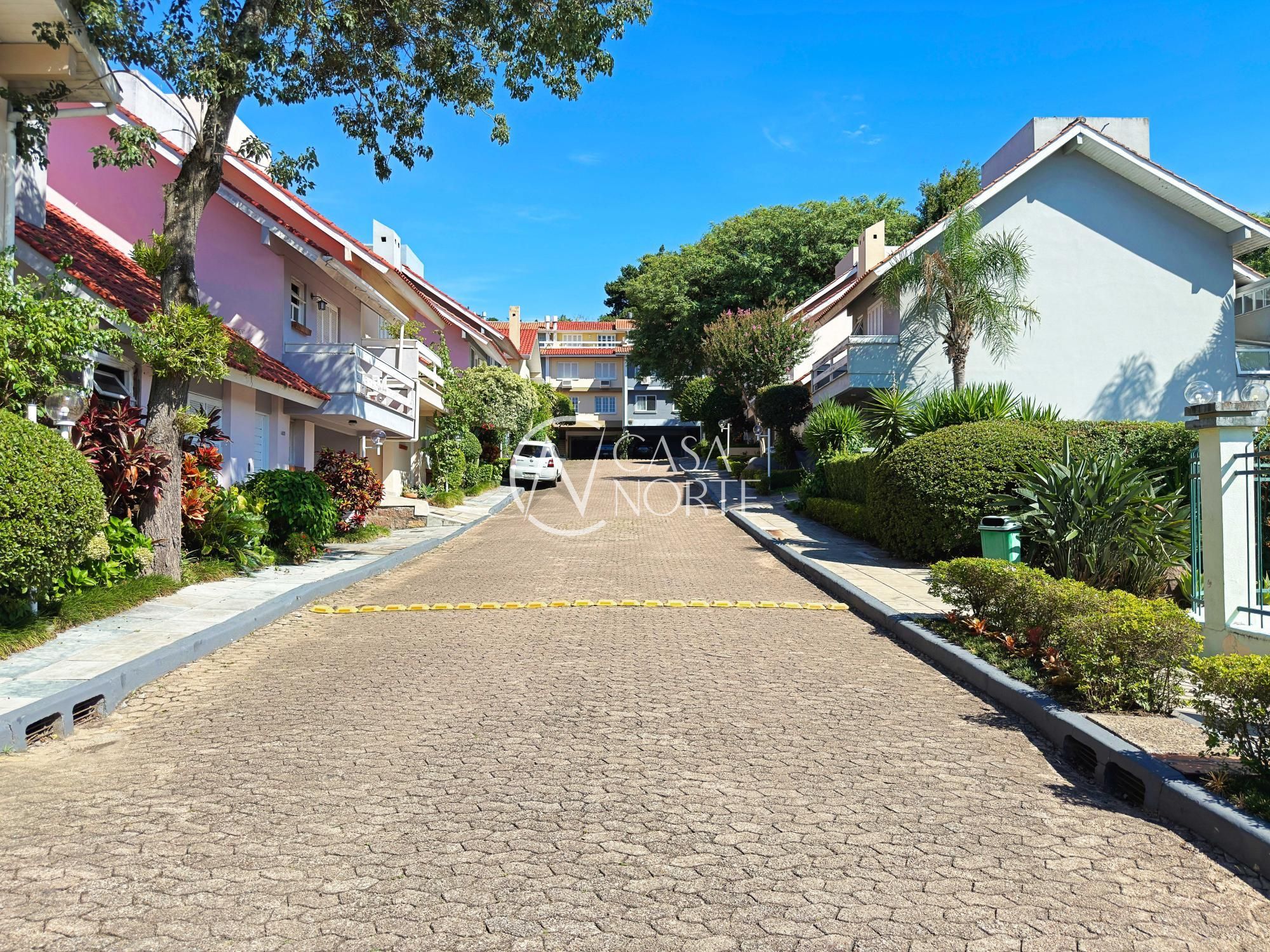 Casa de Condomínio à venda com 3 quartos, 260m², 2 suítes, 2 vagas, Rua Padre João Batista Reus no bairro Tristeza em Porto Alegre