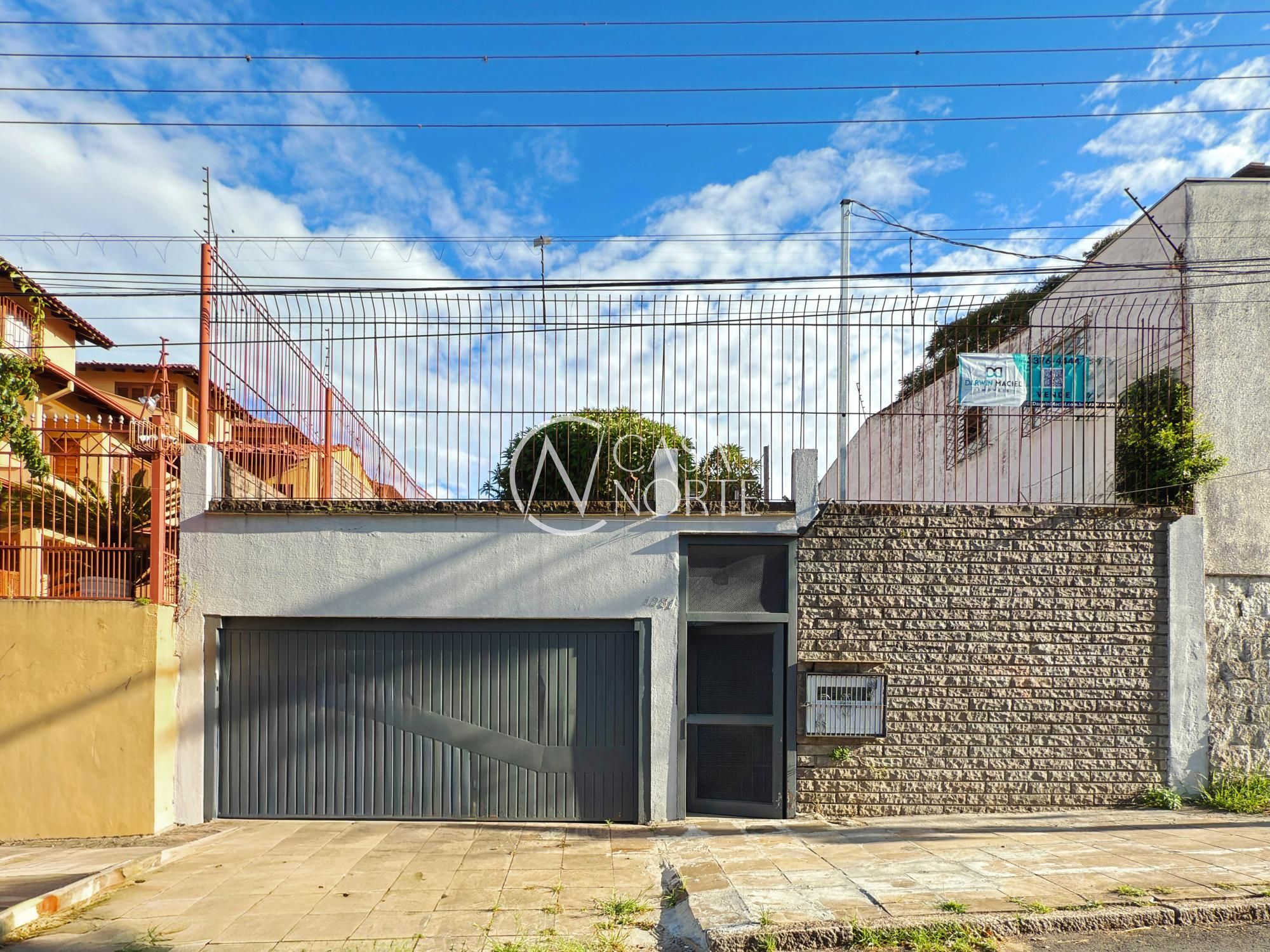 Casa à venda com 6 quartos, 1 suíte, 4 vagas, Avenida Copacabana no bairro Tristeza em Porto Alegre
