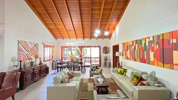 Casa à venda com 4 quartos, 273m², 1 suíte, 2 vagas, Rua Menezes Paredes no bairro Nonoai em Porto Alegre