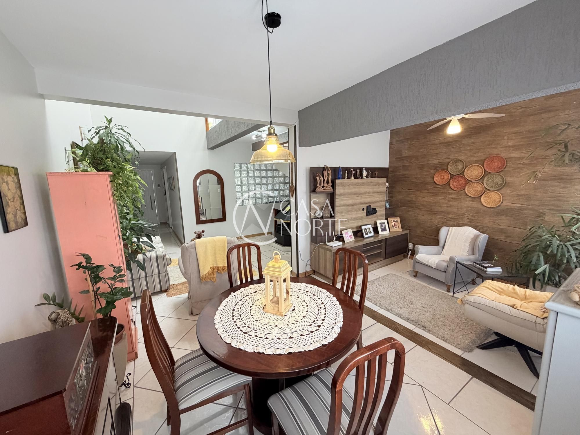 Casa à venda com 4 quartos, 135m², 1 suíte, 2 vagas, Rua Doutora Noemi Valle Rocha no bairro Serraria em Porto Alegre