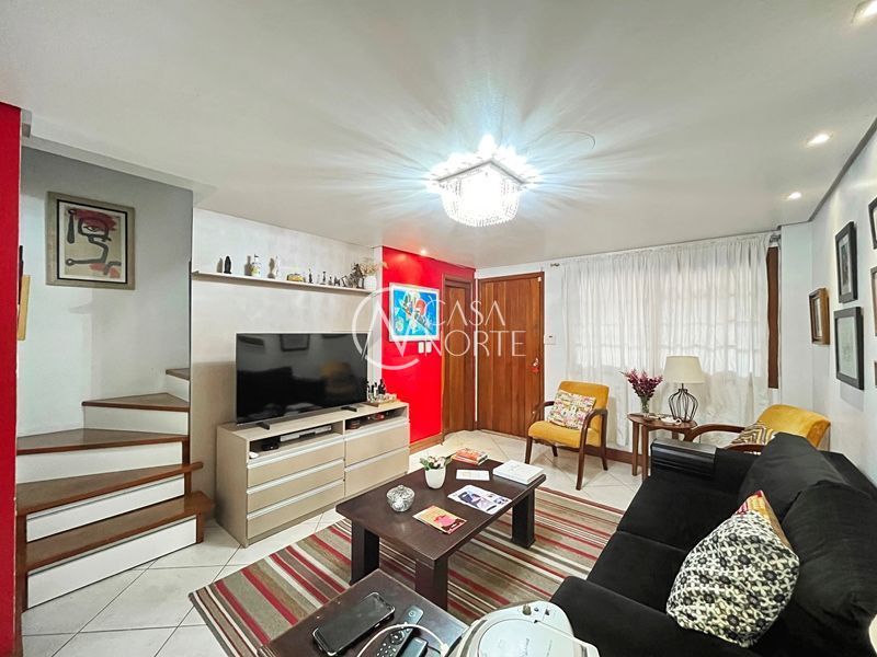 Casa à venda com 3 quartos, 144m², 1 suíte, 2 vagas, Rua Leblon no bairro Ipanema em Porto Alegre