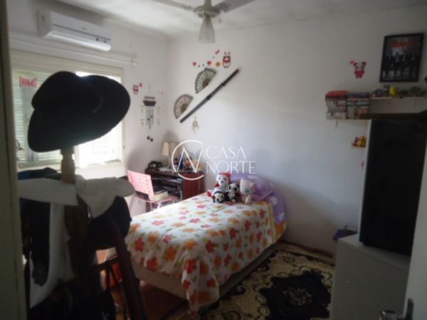 Casa à venda com 3 quartos, 156m², 2 vagas, Rua Professor Paulo Saurin no bairro Hípica em Porto Alegre